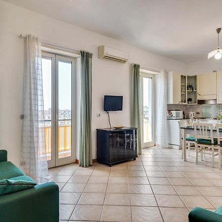 Roomy And Bright Apartment With Balconies X6 Катания Екстериор снимка