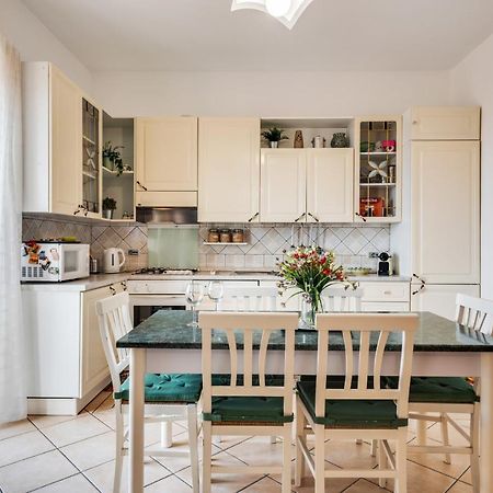 Roomy And Bright Apartment With Balconies X6 Катания Екстериор снимка