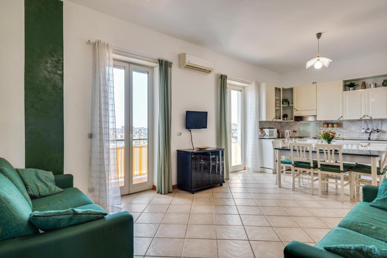 Roomy And Bright Apartment With Balconies X6 Катания Екстериор снимка