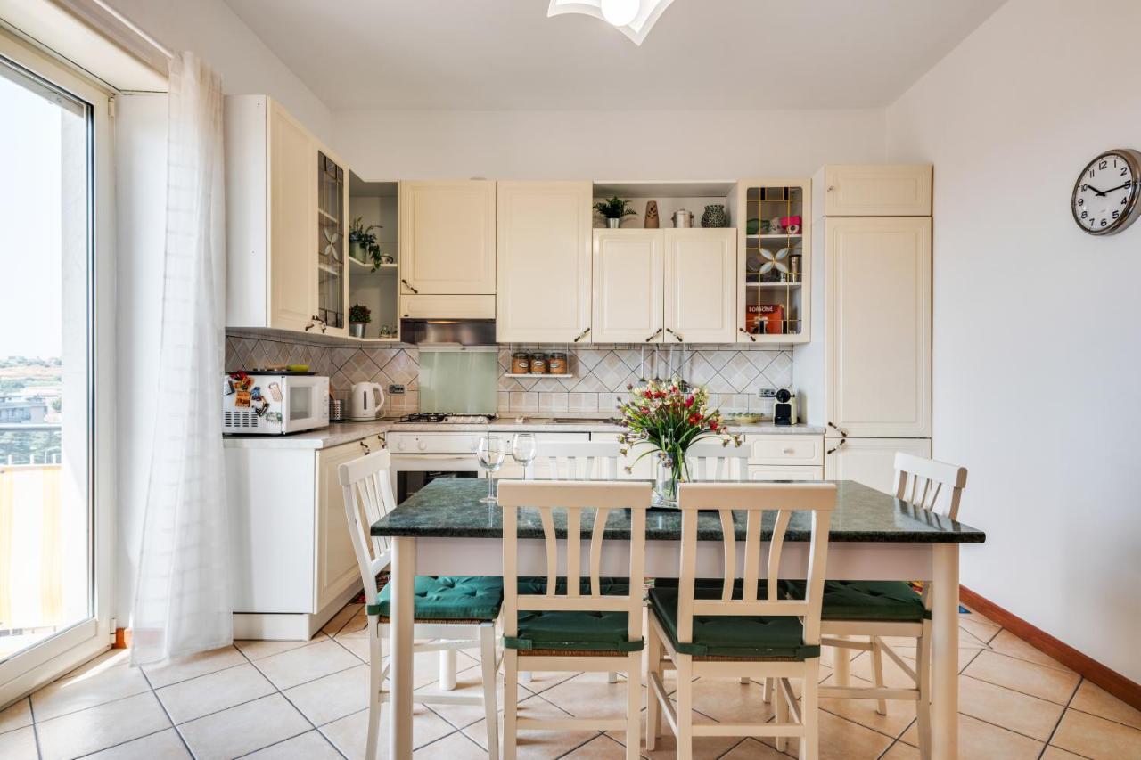Roomy And Bright Apartment With Balconies X6 Катания Екстериор снимка