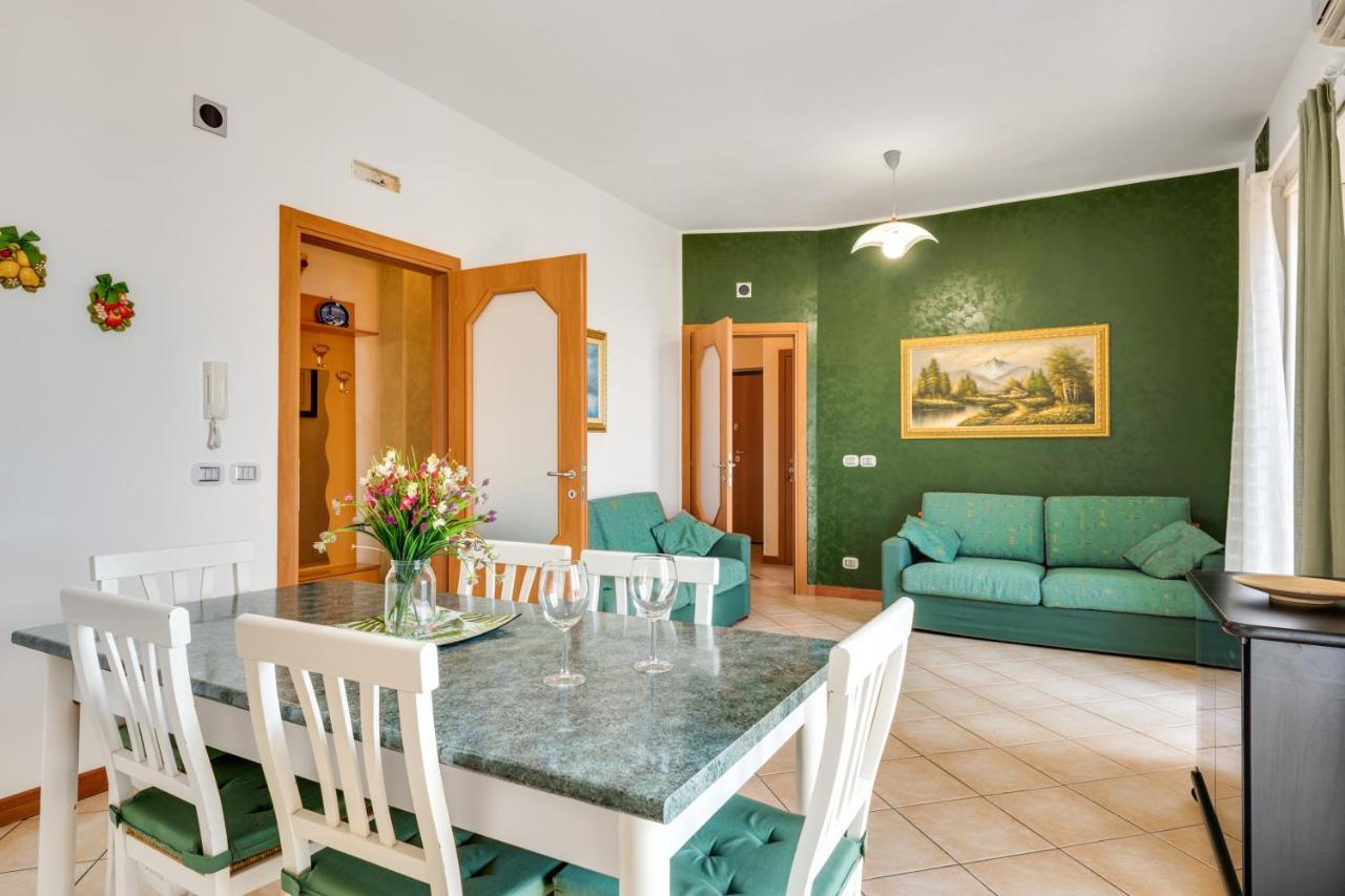 Roomy And Bright Apartment With Balconies X6 Катания Екстериор снимка