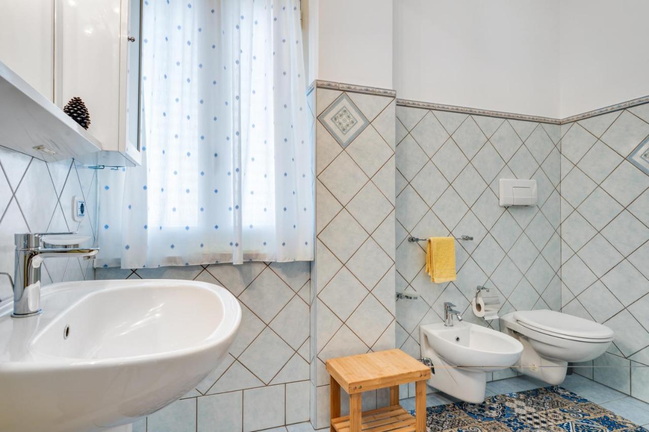 Roomy And Bright Apartment With Balconies X6 Катания Екстериор снимка