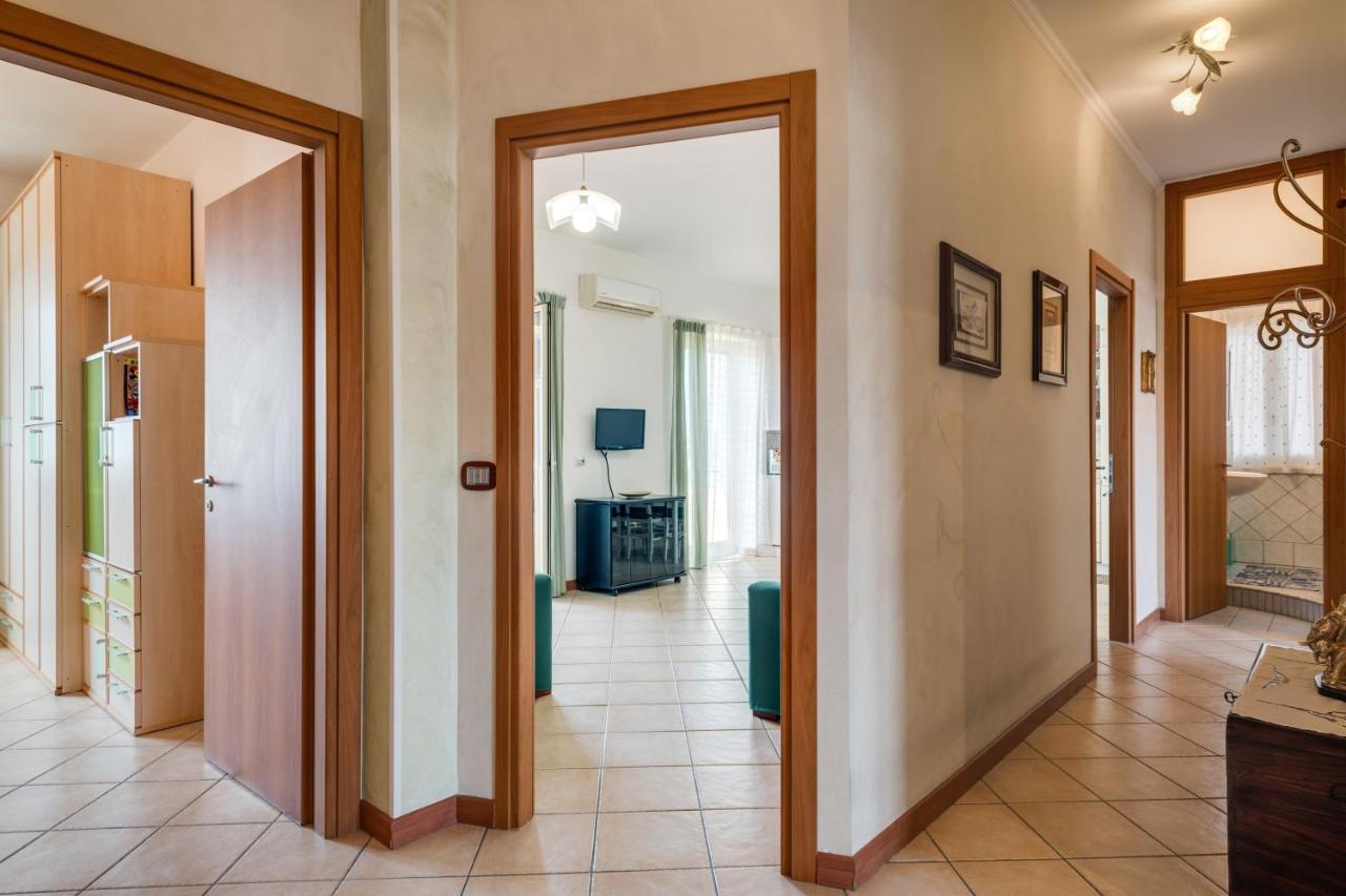 Roomy And Bright Apartment With Balconies X6 Катания Екстериор снимка